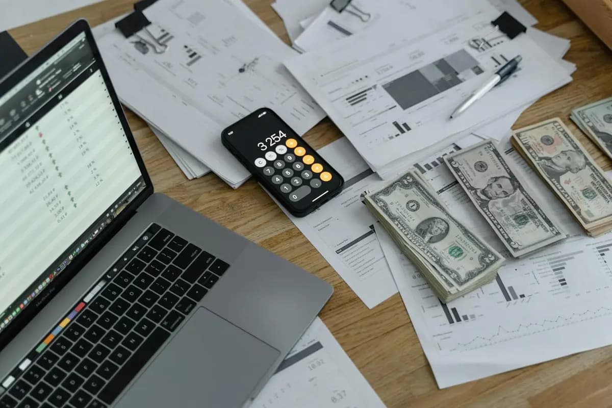 Ayudas y deducciones para contratar un cuidador en 2026: dependencia, IRPF y Seguridad Social