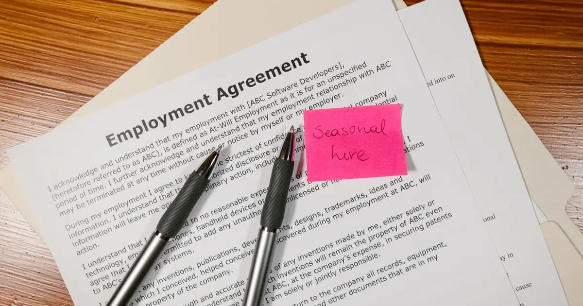 Cómo contratar a un cuidador o empleada de hogar legalmente en 2026 (paso a paso)