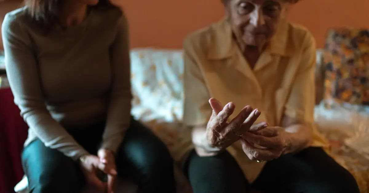 Ayuda a domicilio (SAD) vs cuidador privado en 2026: diferencias, horas y cuál elegir