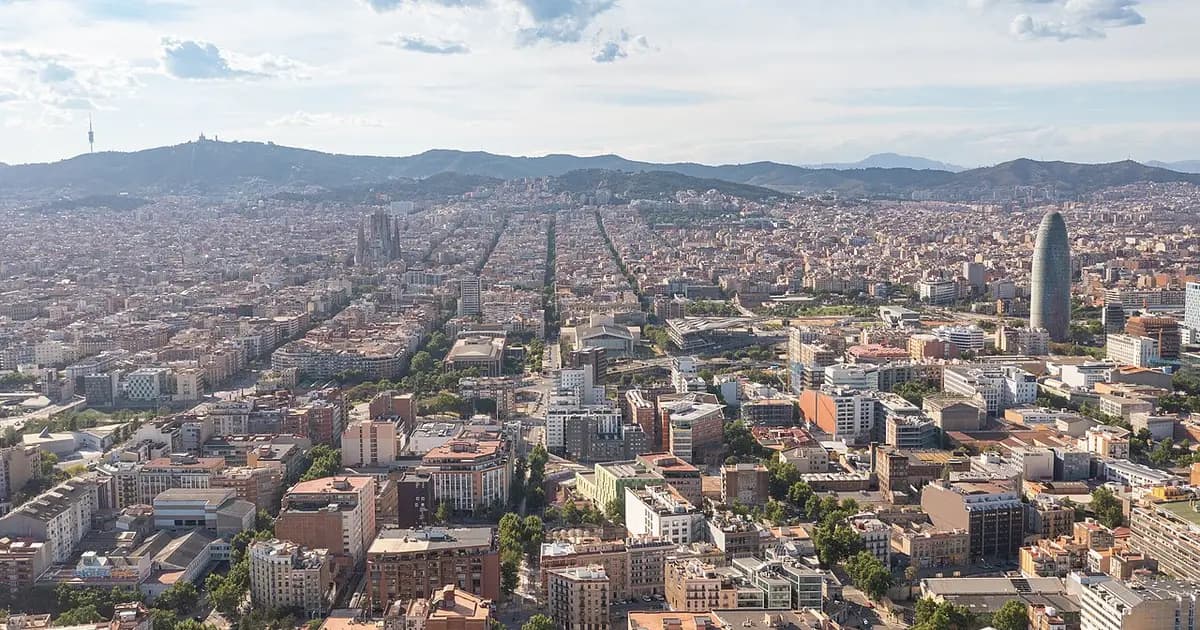 Ayuda a domicilio (SAD) vs cuidador privado en Barcelona 2026: copago, horas y cuál elegir