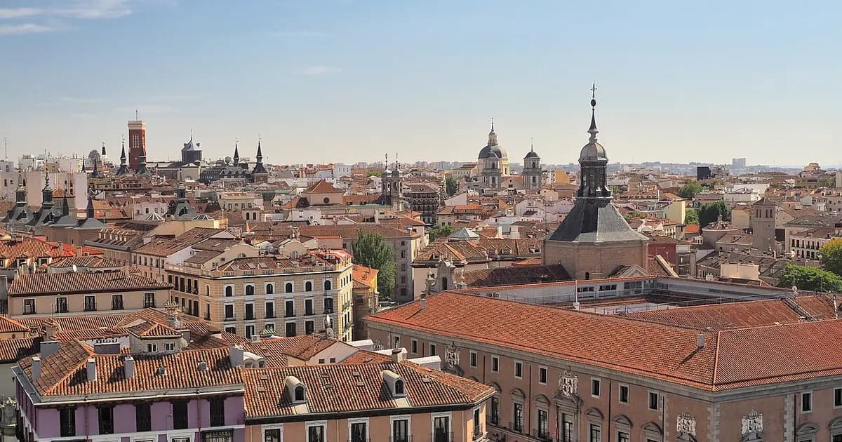 Ayuda a domicilio (SAD) vs cuidador privado en Madrid 2026: copago, horas y cuál elegir