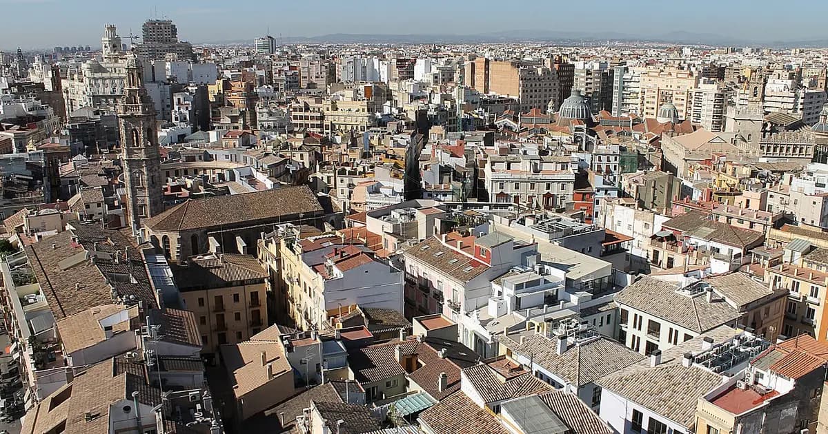 Ayuda a domicilio (SAD) vs cuidador privado en Valencia 2026: SAD municipal gratis, horas y cuál elegir