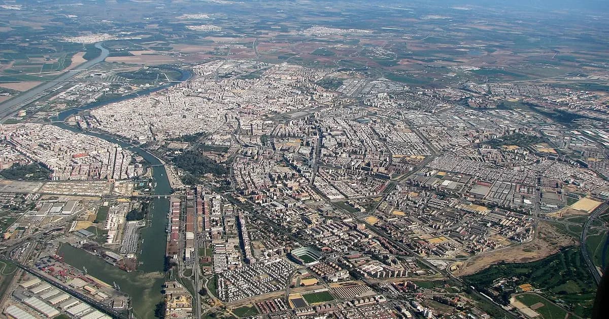 Ayuda a domicilio (SAD) vs cuidador privado en Sevilla 2026: copago, horas y cuál elegir